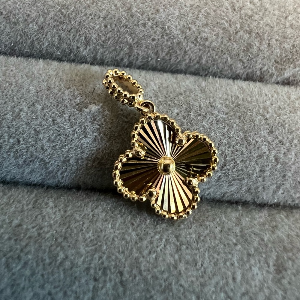 ✅Sold‼️Sale‼️Real 18K Solid Gold Flower Motif Pendant Only - Picture 4 of 5